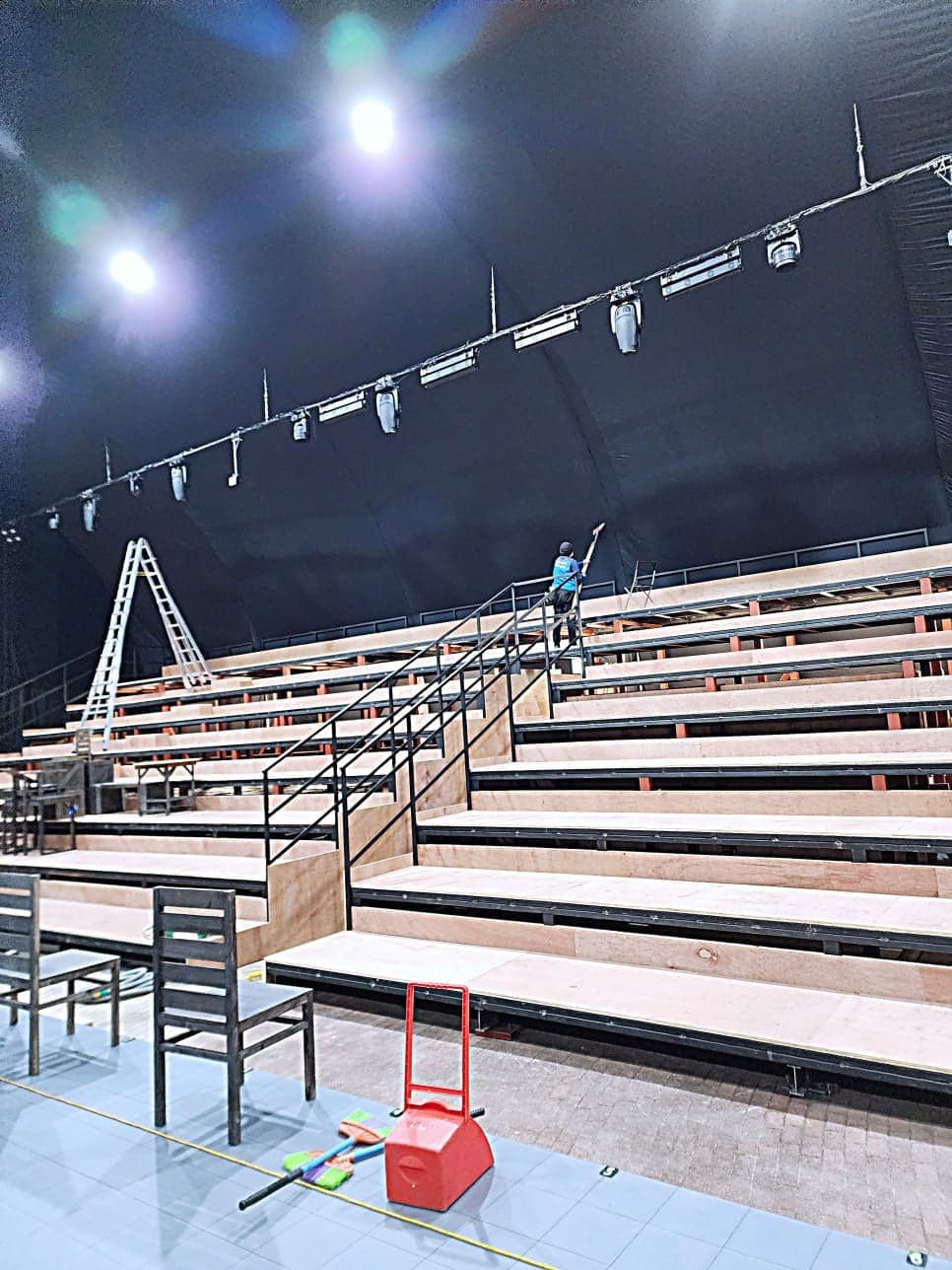촬영 세트 관객석 구조물을 정리하는 모습