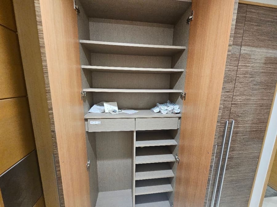 입주 전 붙박이장 안쪽까지 청소한 상태